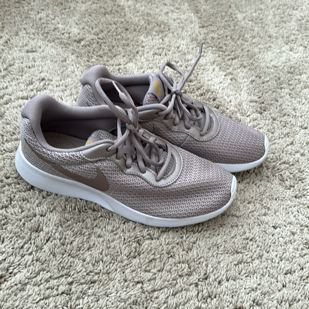 Women’s Nike sneak mauve in color